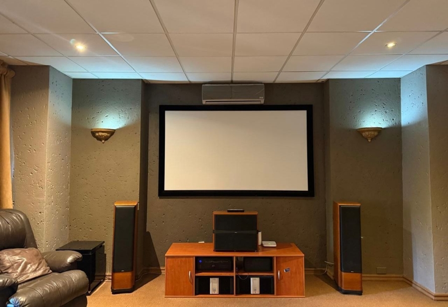 5 Bedroom Property for Sale in Safari Gardens North West